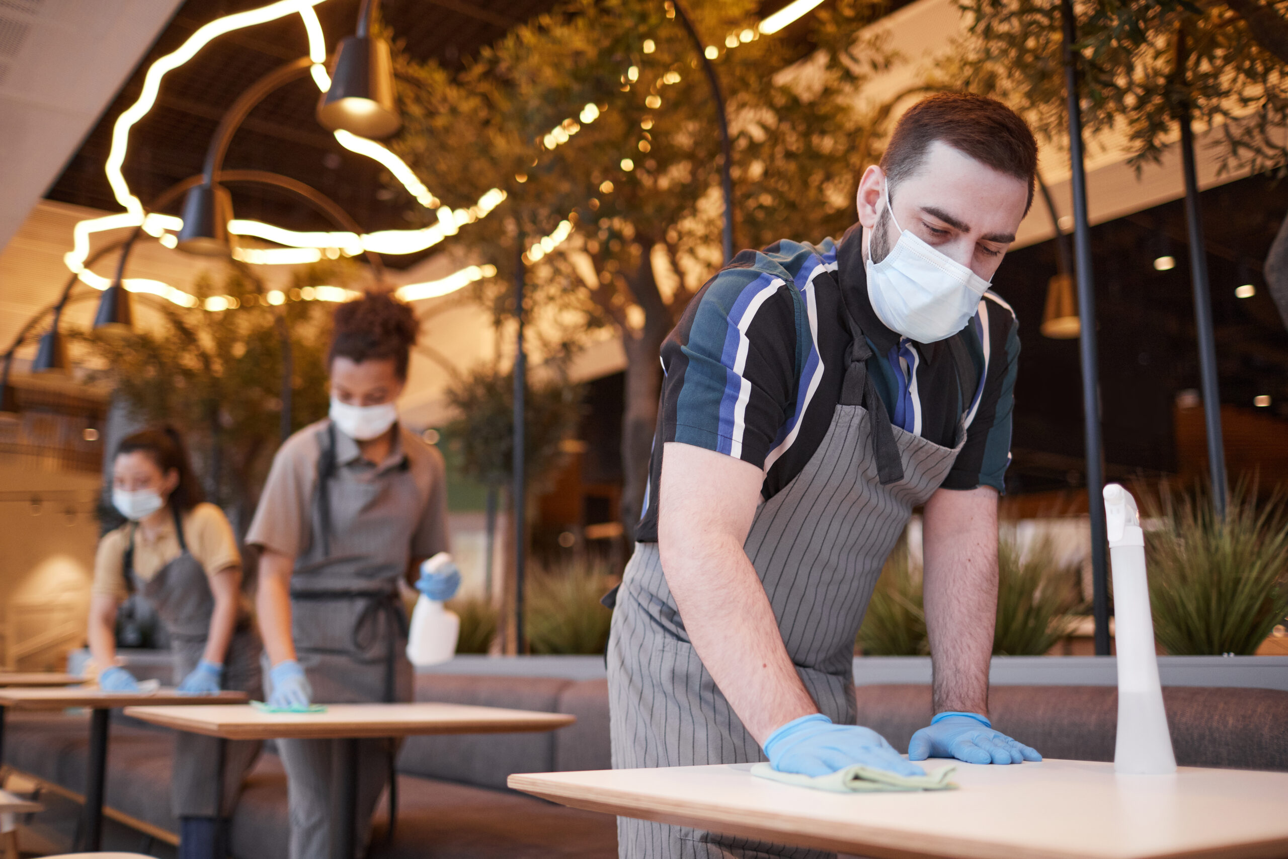 een schoonmaak team die eenrestaurant schoonmaakt