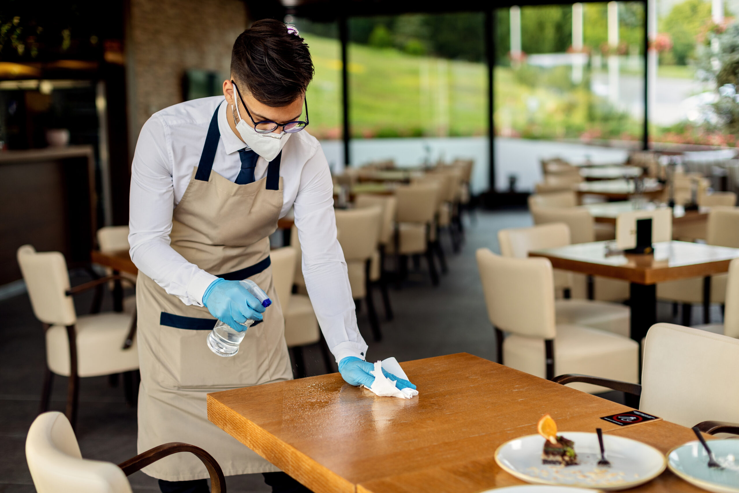 schoonmaak van een restaurant eet tafel